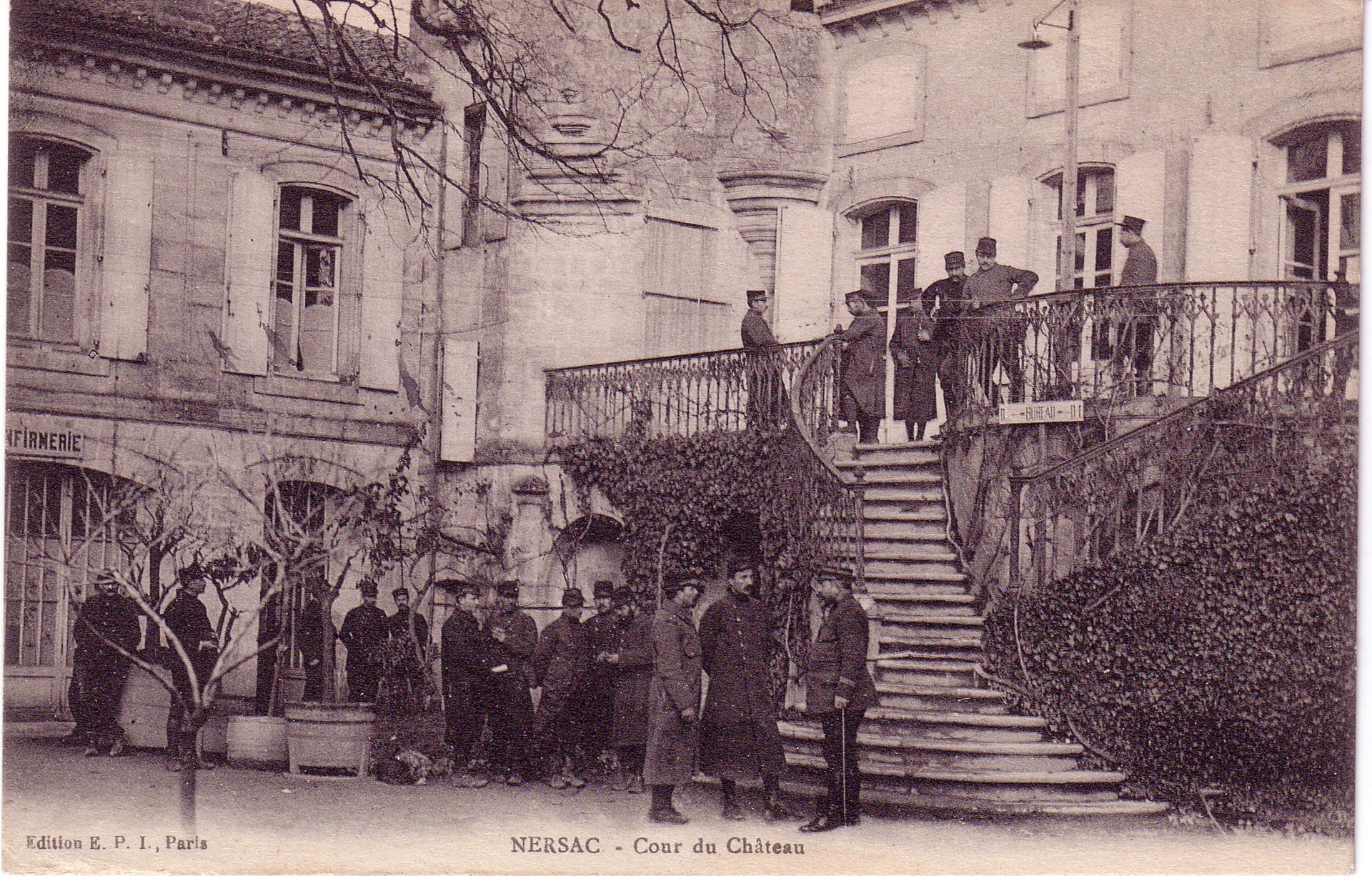 Cour du Chateau de la Foucaudie Nersac